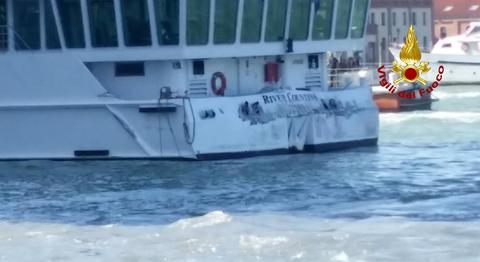 Venezia Nave Da Crociera Si Schianta Contro Battello E Banchina