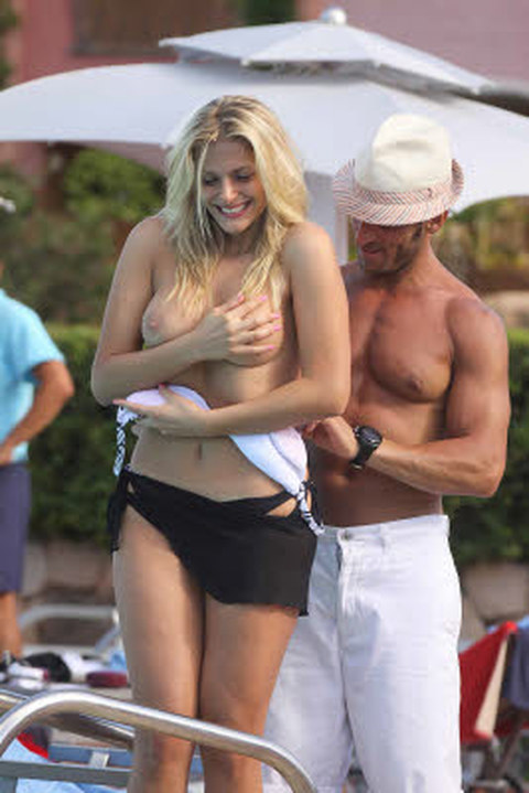 FRANCESCA CIPRIANI IN TOPLESS CON GIANLUCA ZITO Foto Lapresse Il