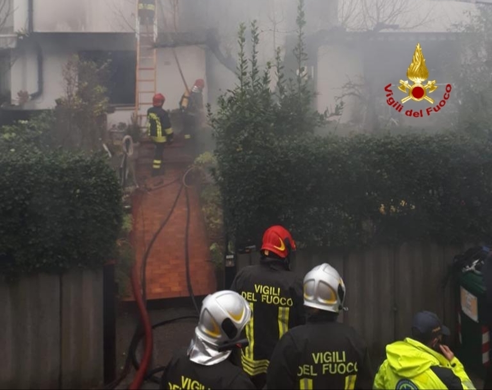Dolo. Incendio in un condominio di tre piani. Intossicata una donna - ilgazzettino.it