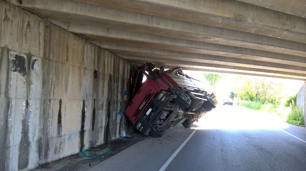Camion incastrato nel sottopasso a Maserada sul Piave - Il Gazzettino