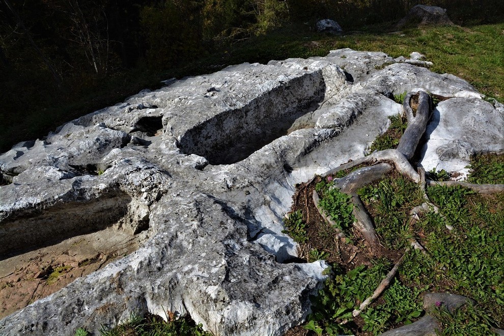 Le misteriose tombe scavate nella roccia, sulle montagne di Lauco Il