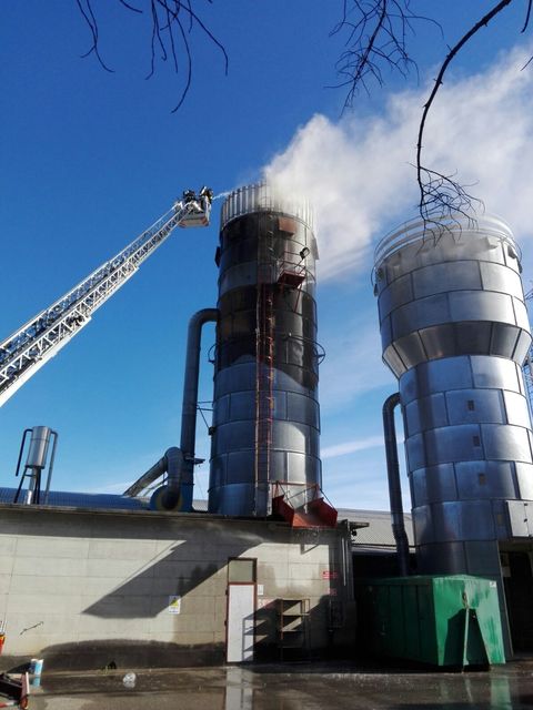 Incendio del silo nella fabbrica Seta di sedie a Manzano ...