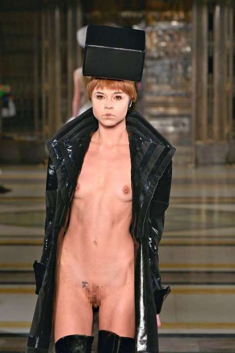 La Sfilata Choc Di Pam Hogg Modelle Nude In Passerella Olycom Il
