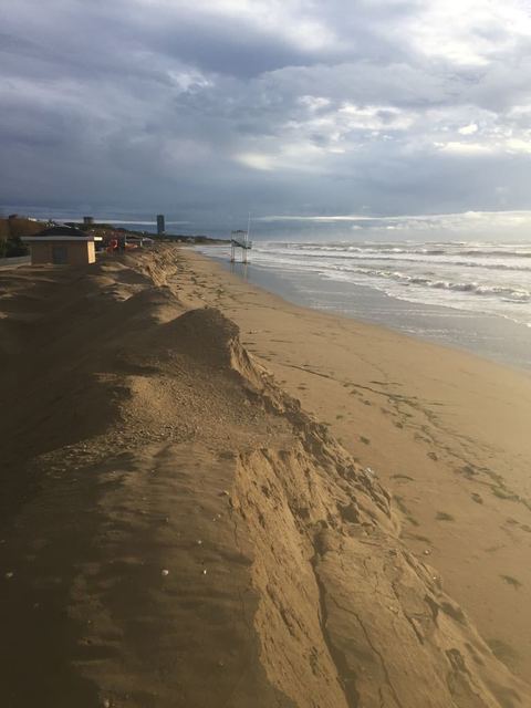 Spiaggia Divorata La Mareggiata Si Porta Via 50mila Metri