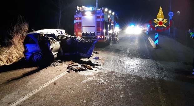Auto Finisce Nel Fossato Morto Un Ragazzo Di 19 Anni Due Feriti